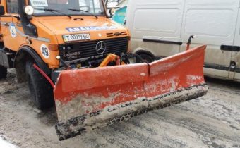 Авакс Проф використовує відвали з гумою під час чищення доріг для збереження дорожнього покриття