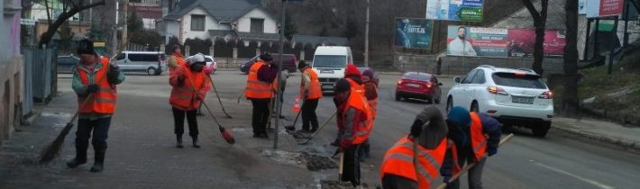 Прибирання вулиць Тернополя після зимового періоду триває