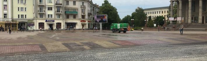 «Авакс Проф» прибирає головний майдан Тернополя пилососами та щітками